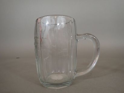 Une chope en verre «Hofbrauhaus» de Rastatt...