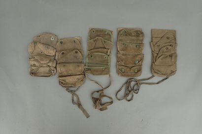 Cinq porte-grenades à trois poches en toile....