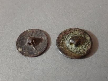Deux boutons du 2° et 5° de ligne, en laiton...