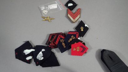 Lot d'insignes français : losanges de bras,...