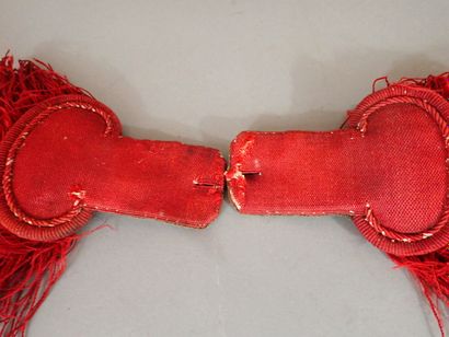 Paire d’épaulettes en tissu rouge doublé...