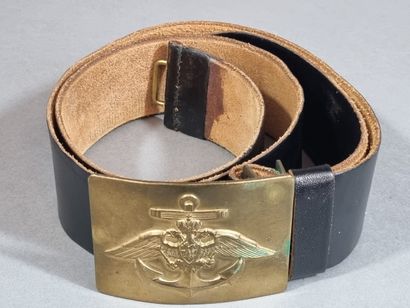 Ceinturon en cuir noir, avec boucle en laiton...