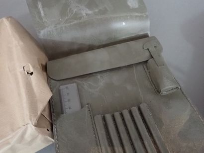 Trois porte-cartes en toile plastifié verte...