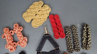 14 paires d’épaulettes fantaisies en cordon...