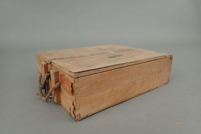 Caisse allemande en bois pour trois obus...