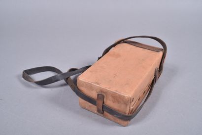 All- Etui ersatz en carton riveté avec sanglon...