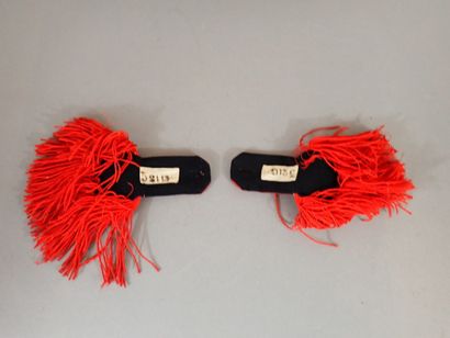 Paire d’épaulettes en tissu rouge doublé...