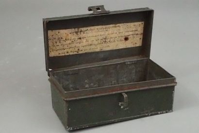 Petite boite en tôle peinte verte avec numéro...