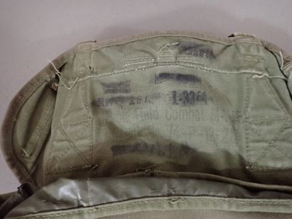 Une musette américaine modèle 1945 (taches,...