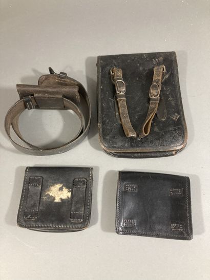 Lot d’équipements en cuir noir: un porte-carte...