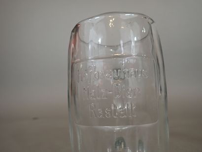 Une chope en verre «Hofbrauhaus» de Rastatt...