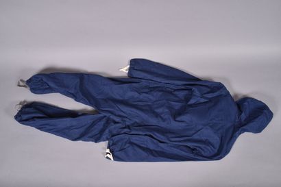 Combinaison en tissu bleu foncé, à une poche...