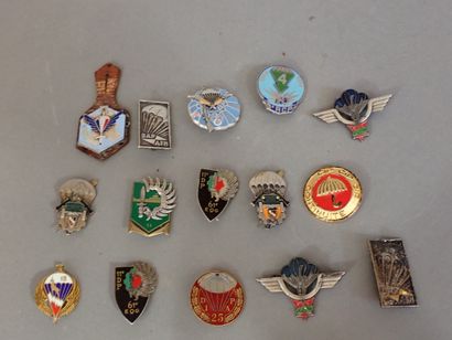 Parachutistes. 14 insignes régimentaires...