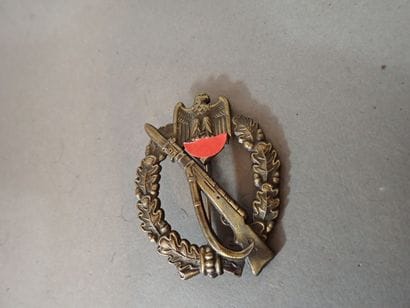 Insigne de combat d’infanterie en zamac doré,...