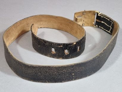 Ceinturon en cuir noir, avec boucle en laiton...
