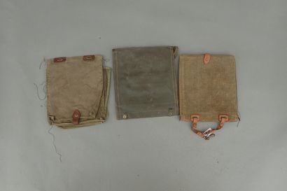 Trois porte-cartes d’officier français. Années...