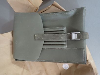 Deux porte-cartes en toile plastifié verte...