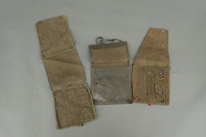 Trois porte-cartes d’officier français. Années...