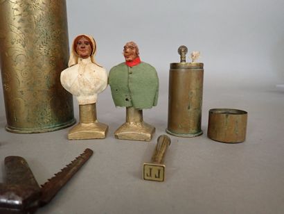 Lot d’artisanat de tranchée: Douille gravée,...