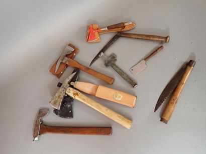 Lot d’outils dont 4 hachettes (dont un pic-hache...