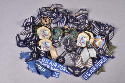 Fort lot de grades et 15 patchs de l’USAF....