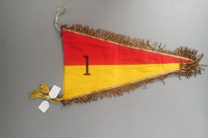 Flammes du 1er et du 4e escadron d’un régiment...