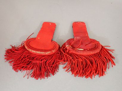 Deux épaulettes en tissu rouge doublé de...