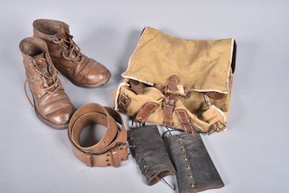 Lot composé d'une paire de brodequins en...