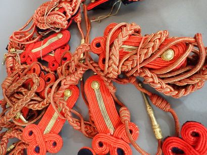 10 paires d’épaulettes et 10 fourragères...