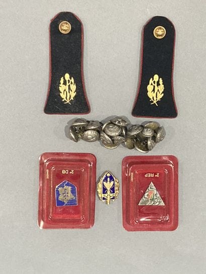Lot d’insignes et boutons : Insigne PMS (AB...