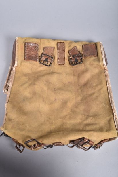 Lot composé d'une paire de brodequins en...