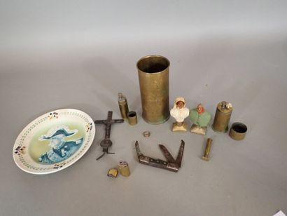 Lot d’artisanat de tranchée: Douille gravée,...