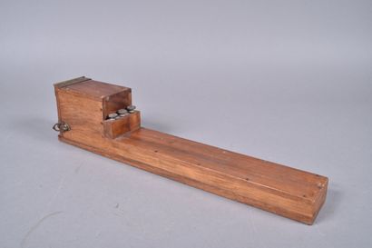 FR. Etui de rangement en bois pour la règle...