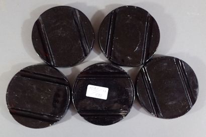 Cinq couvercles de Glasmine 43 en verre fumé...