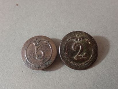 Deux boutons du 2° et 5° de ligne, en laiton...