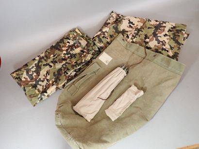 Deux demi-toiles de tente en tissu camouflé...