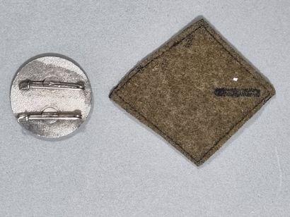 Ensemble d'un écusson de col et d'un insigne...