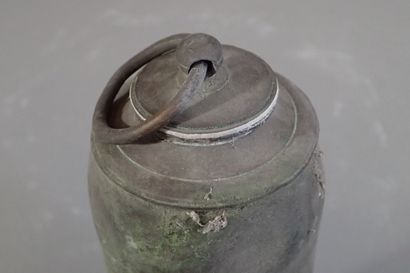 Bouillotte en laiton réalisée à partir d’une...