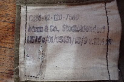 Trois sacs à paquetage en toile verte, un...