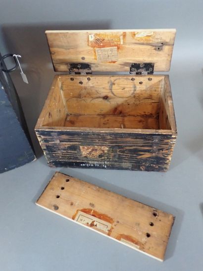 Deux caisses militaires en bois un petite...