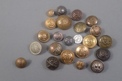 Lot de 23 boutons militaires, différentes...