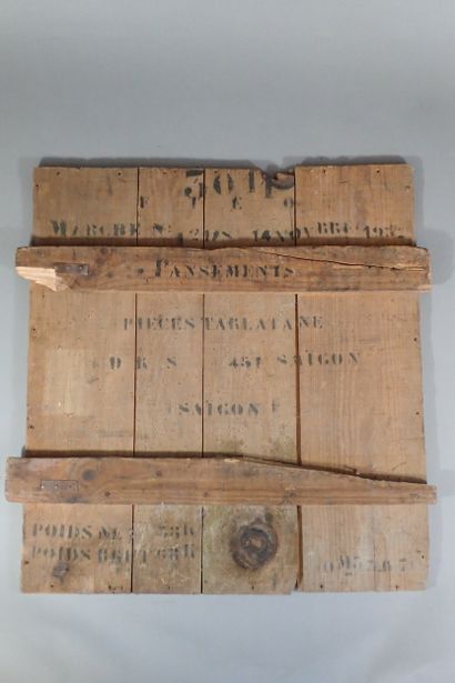 Couvercle de caisse en bois contenant des...