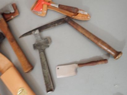 Lot d’outils dont 4 hachettes (dont un pic-hache...
