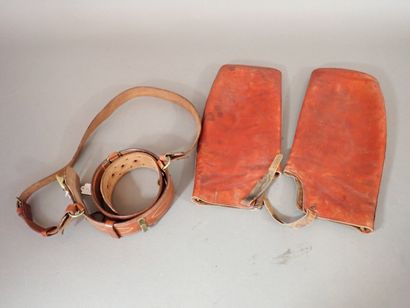 Un ceinturon Sam Brown Belt avec baudrier...