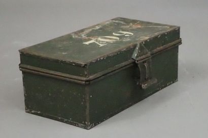 Petite boite en tôle peinte verte avec numéro...