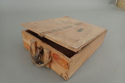 Caisse allemande en bois pour trois obus...