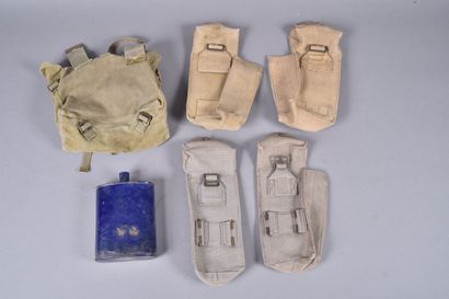 Lot d’équipement en web : 4 pouchs à munition,...
