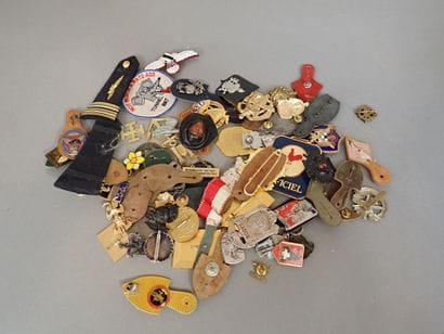 Fort lot d’insignes, médailles, broches et...