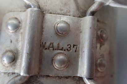 Trois bidons M-31 en alu et un quart daté...