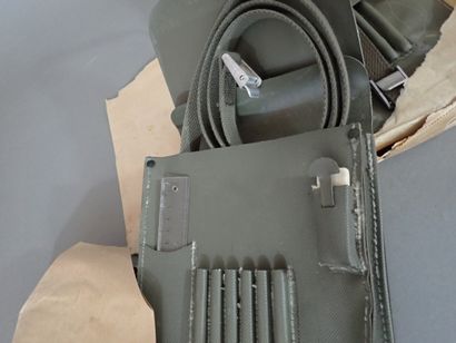 Deux porte-cartes en toile plastifié verte...